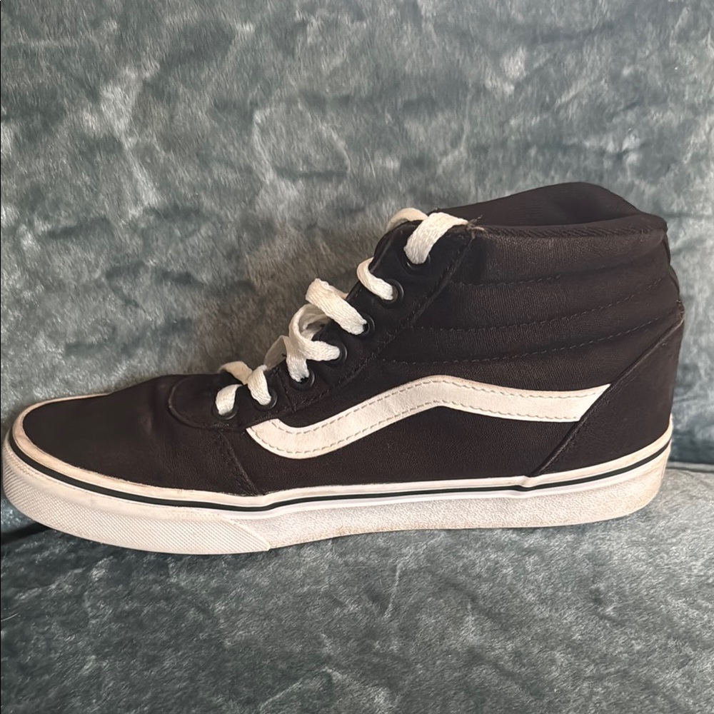 Vans Off The Wall Women’s Black And White Skater Shoe High Too Size 8.0